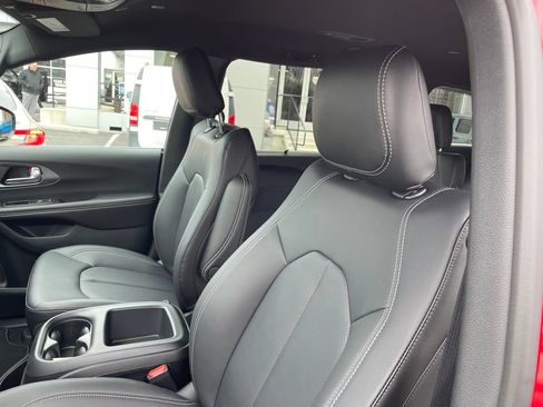 New 2026 Chrysler Pacifica Select AWD/4WD image 10