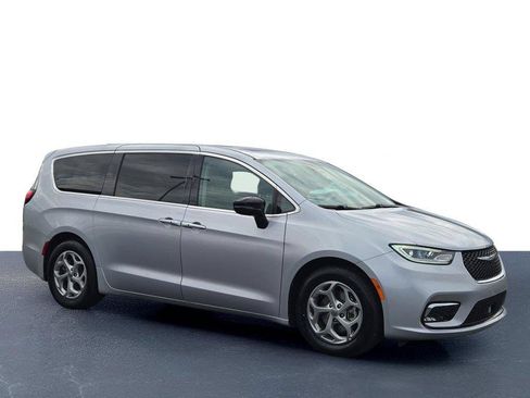 Used 2024 Chrysler Pacifica Limited FWD image 5