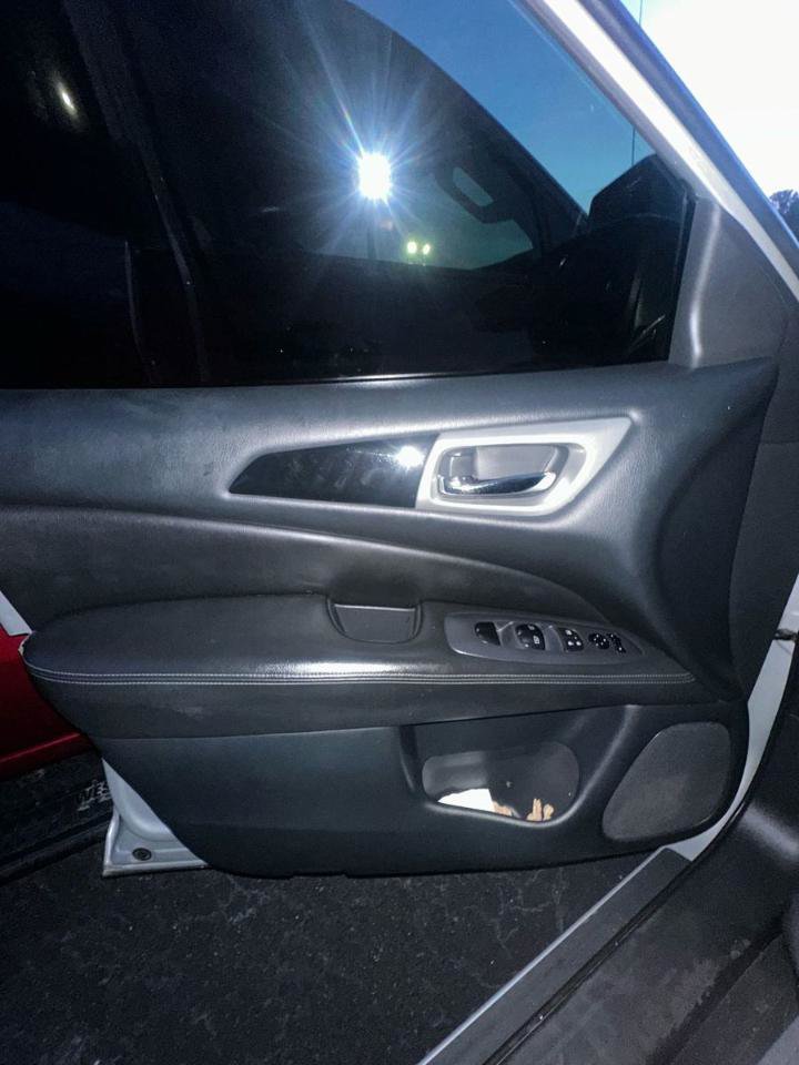 Used 2018 Nissan Pathfinder SV AWD/4WD image 15