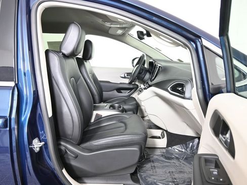 Used 2024 Chrysler Pacifica Touring-L AWD/4WD image 13