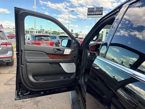 Certified 2023 Lincoln Navigator Reserve AWD/4WD image 11