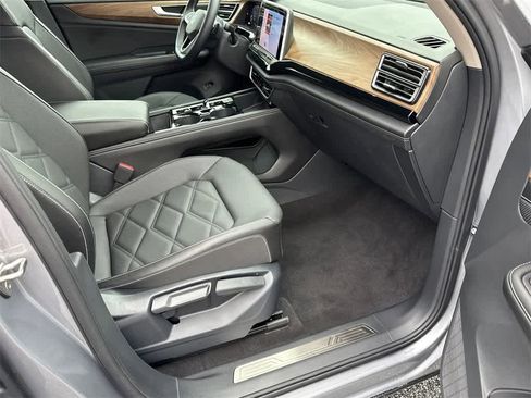 Used 2024 Volkswagen Atlas SE image 13