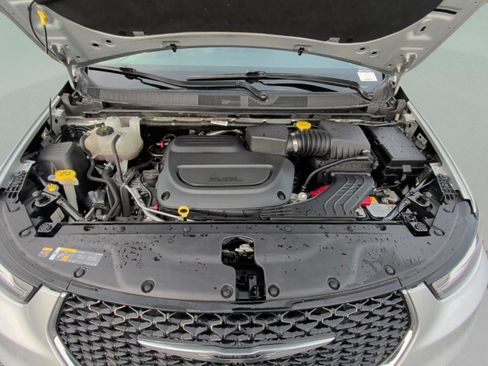 Used 2024 Chrysler Pacifica Touring-L image 16