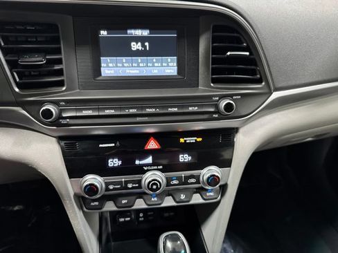Used 2020 Hyundai Elantra SE FWD image 16
