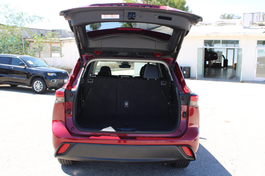 Used 2023 Toyota Highlander XLE FWD image 11