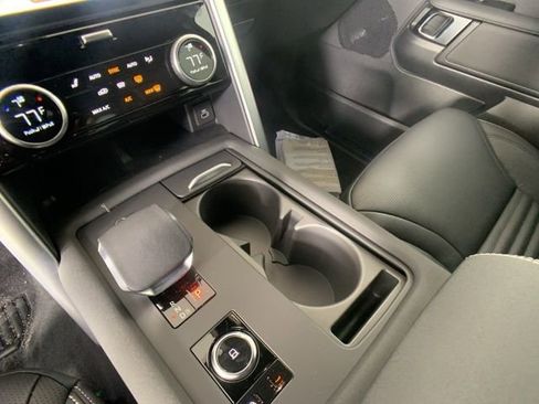 Used 2025 Land Rover Discovery Dynamic SE image 21