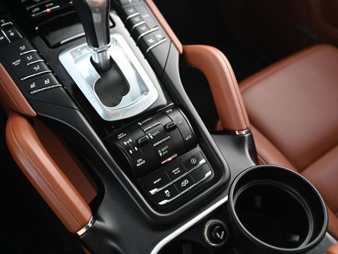 Used 2016 Porsche Cayenne Turbo image 32