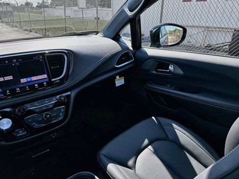 New 2027 Chrysler Pacifica Select FWD image 29
