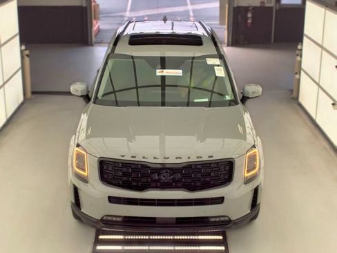 Used 2022 Kia Telluride SX w/ SX Prestige Package AWD/4WD image 3