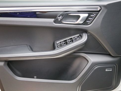 Certified 2025 Porsche Macan Turbo AWD/4WD image 27