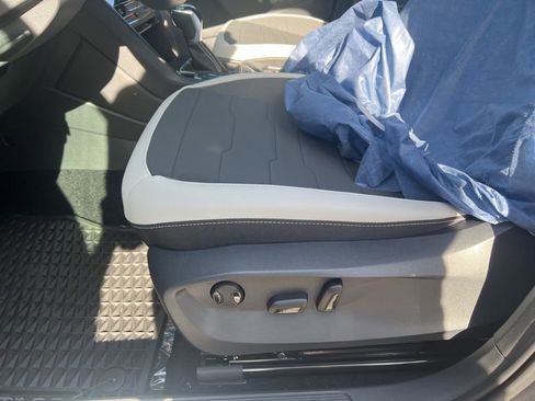 New 2025 Volkswagen Taos SE image 14