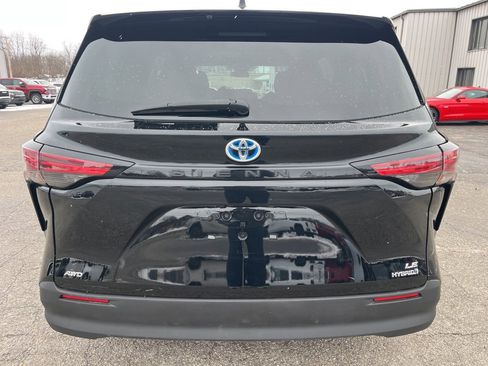 Used 2021 Toyota Sienna LE image 4