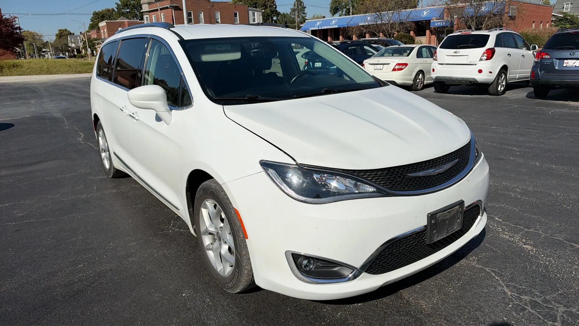 Used 2018 Chrysler Pacifica Touring-L w/ Tire & Wheel Group FWD image 3