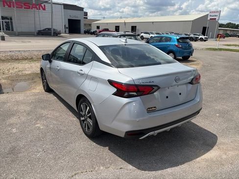 Used 2025 Nissan Versa SV FWD image 5