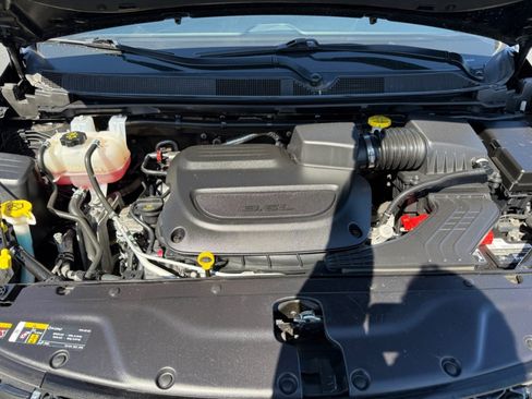 Used 2025 Chrysler Pacifica Select FWD image 40