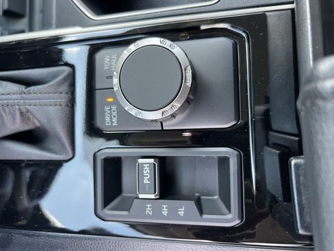 Used 2022 Toyota Tundra SR5 w/ SR5 Convenience Package AWD/4WD image 29