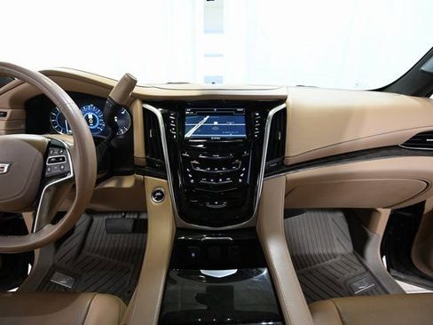 Used 2020 Cadillac Escalade Platinum image 2