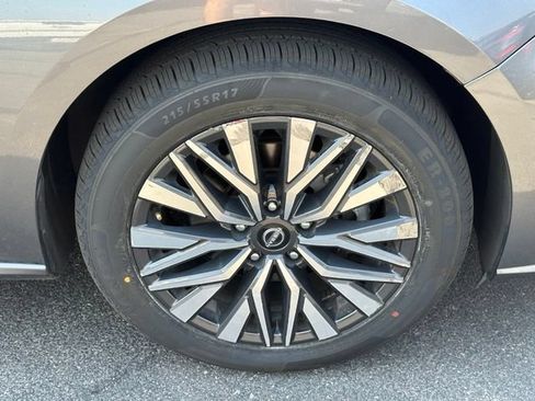 Used 2024 Nissan Altima 2.5 SV AWD/4WD image 14