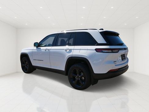 Used 2025 Jeep Grand Cherokee Limited w/ Black Appearance Package AWD/4WD image 4