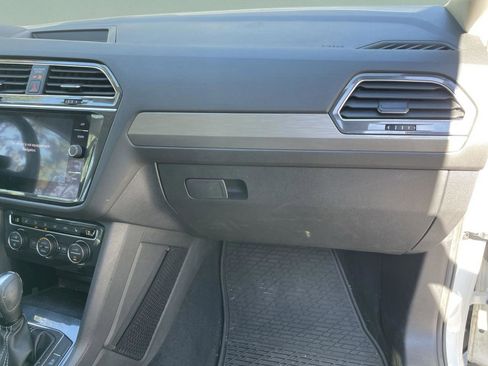 Used 2021 Volkswagen Tiguan SE image 19