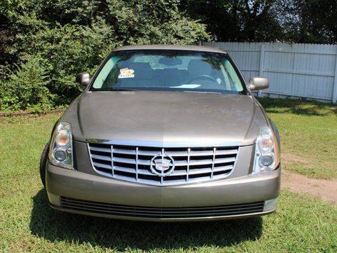Used 2011 Cadillac DTS image 2
