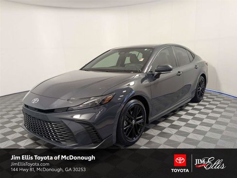 Used 2025 Toyota Camry SE FWD image 1