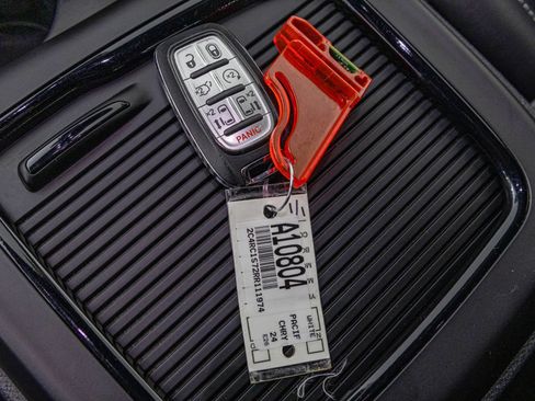 Used 2024 Chrysler Pacifica Limited FWD image 30