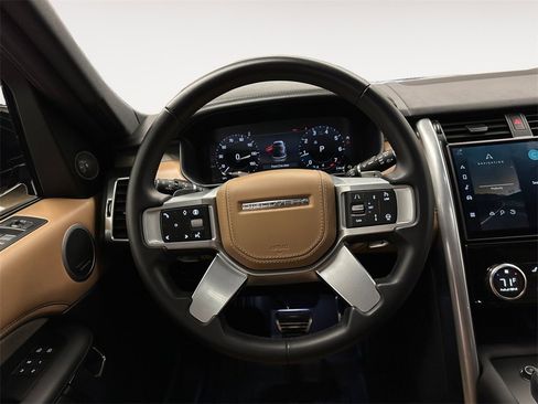 Used 2024 Land Rover Discovery Metropolitan Edition image 12