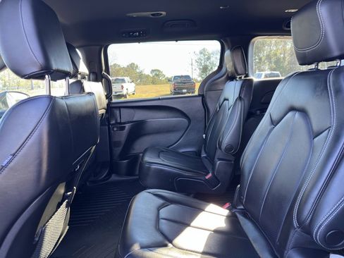 Used 2023 Chrysler Pacifica Touring-L w/ S Appearance Package image 28