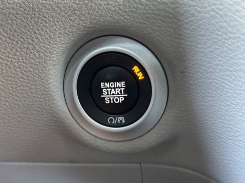 Used 2024 Chrysler Pacifica Limited FWD image 23