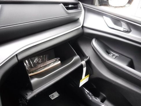 New 2025 Jeep Grand Cherokee L Altitude image 32