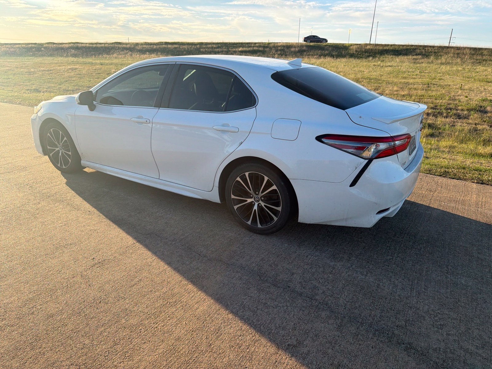 Used 2019 Toyota Camry SE FWD image 2