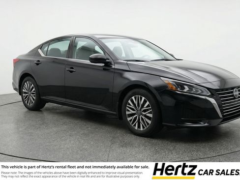 Used 2025 Nissan Altima 2.5 SV FWD image 1