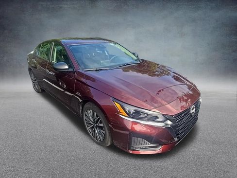 Used 2025 Nissan Altima 2.5 SV FWD image 2