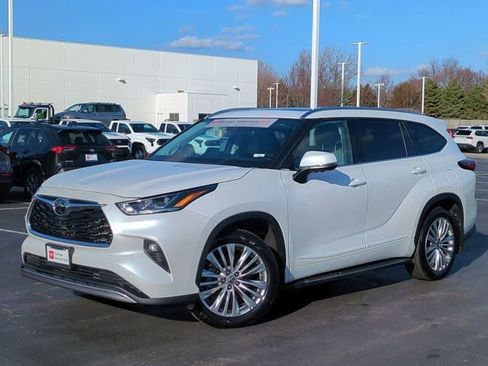 Certified 2025 Toyota Highlander Platinum image 2