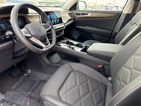 Certified 2025 Volkswagen Atlas SE image 12