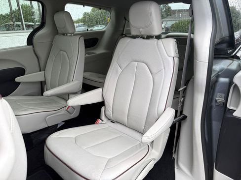 Used 2020 Chrysler Pacifica Limited w/ Advanced Safetytec Group FWD image 38