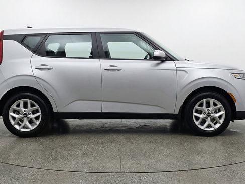 Used 2025 Kia Soul LX w/ LX Technology Package image 11