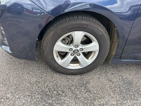 Used 2020 Toyota Sienna L image 10