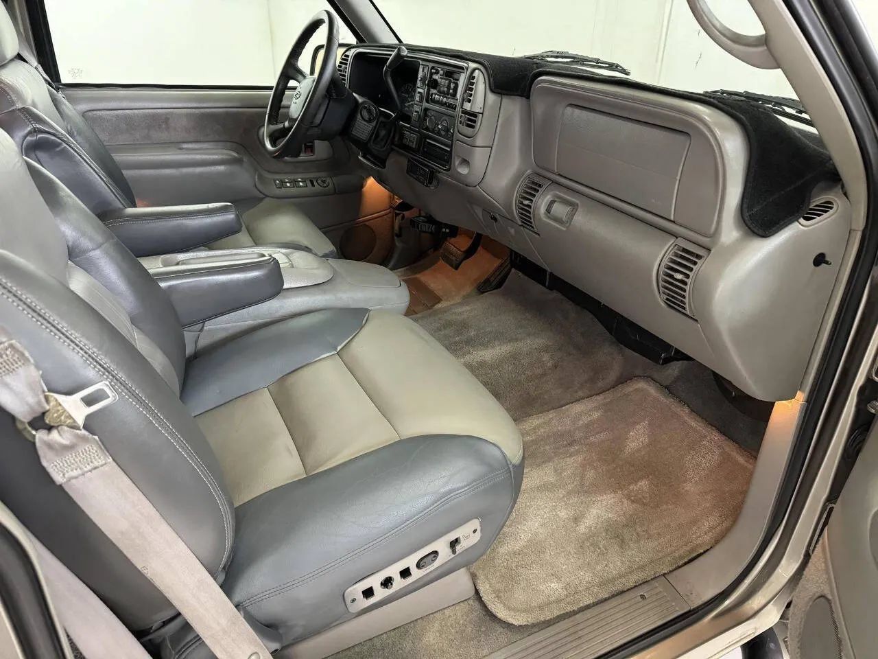 Used 2000 Chevrolet Tahoe Z71 w/ Comfort & Security Pkg AWD/4WD image 26