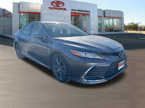 Used 2021 Toyota Camry XLE image 3
