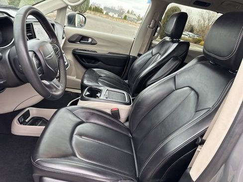 Used 2023 Chrysler Pacifica Touring-L image 28