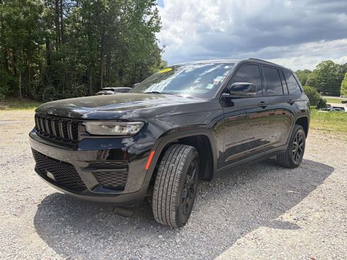 Used 2024 Jeep Grand Cherokee Altitude RWD image 29