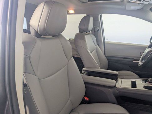 Certified 2024 Toyota Sienna XLE FWD image 30