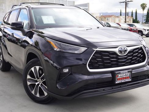 Certified 2024 Toyota Highlander XLE AWD/4WD image 2