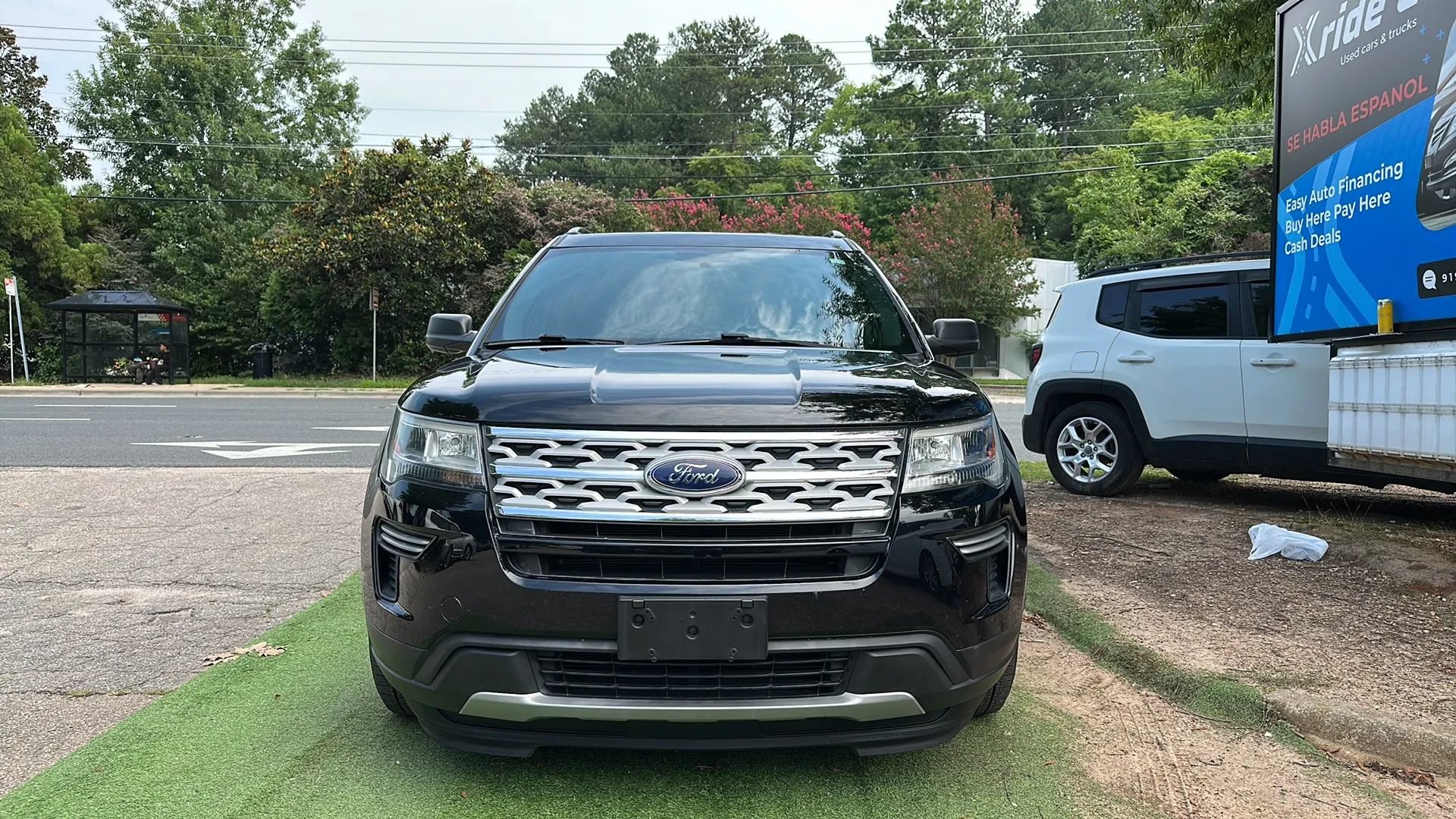 Used 2018 Ford Explorer XLT AWD/4WD image 2