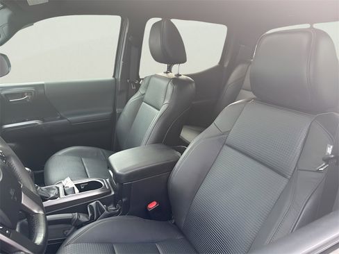 Used 2022 Toyota Tacoma TRD Off-Road image 12