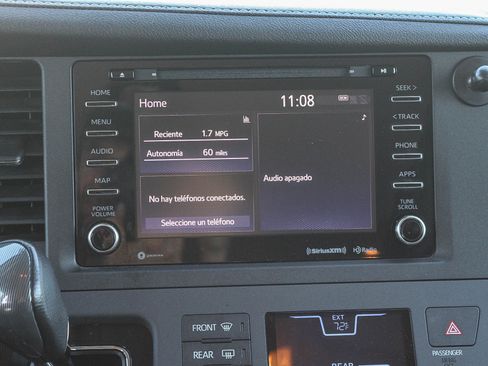 Used 2020 Toyota Sienna SE w/ Carpet Mat Package image 15