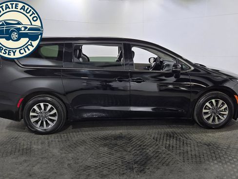 Used 2024 Chrysler Pacifica Limited FWD image 14