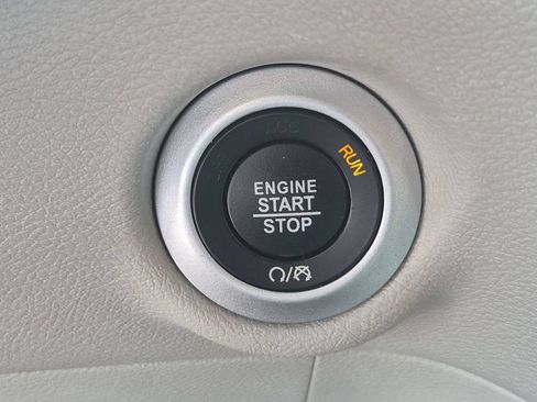Used 2024 Chrysler Pacifica Touring-L FWD image 27